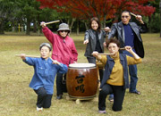 支援グループの若者たちと太鼓の稽古に励む熊本県菊池恵楓園の人たち